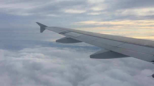 Vista Ventana Del Avión Imágenes Hermosas Nubes — Vídeos de Stock