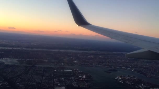 Αεροπλάνο Παράθυρο Άποψη Πλάνα Από Την Όμορφη Πόλη Συννεφιασμένη Ημέρα — Αρχείο Βίντεο