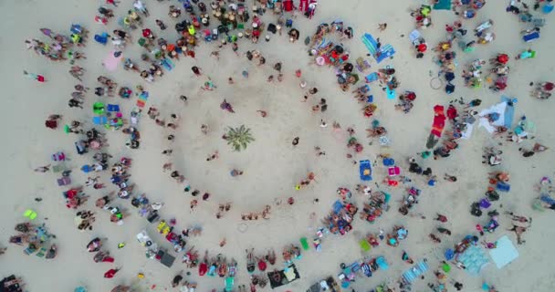 Letecké Záběry Skupiny Lidí Tančících Písečné Pláži — Stock video