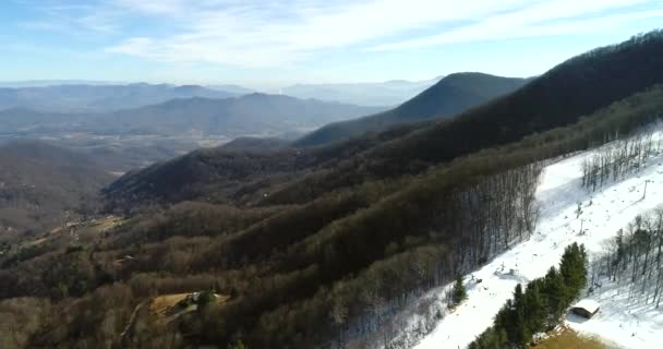 images aériennes de la piste de ski couverte de neige par une journée ensoleillée 