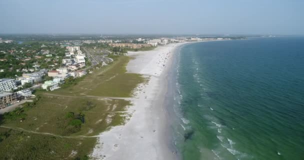 images aériennes de la belle plage de sable fin 