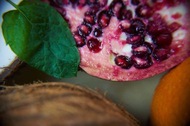 Lezzetli bir meyve salatası hazırlamak için meyve. Meyve yapısına ve güzel renklere yakın çekim.