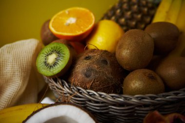 İsveç masasında hazırlanmış tropikal meyvelerle dolu bir sepet..
