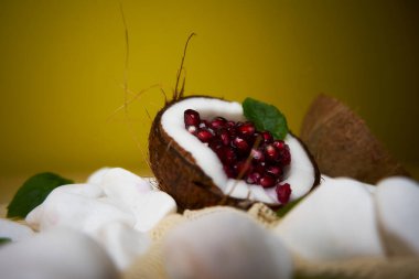 Hindistan cevizinde nar meyvesi servis etme teklifi. Sağlık ve vitaminler, harika renkler, meyvelerin servis ediliş şekli..