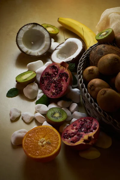 Panier Avec Des Fruits Tropicaux Disposés Sur Table Suédoise — Photo