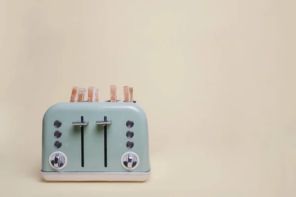 Vintage Retro Grüner Toaster Mit Vier Scheiben Toast Auf Braunem Stockfoto