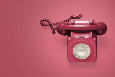 Antika kırmızı yuvarlak telefon üst görünümü düz kırmızı bir zemin üzerinde yatıyordu kopyalama alanı ve sağ yan kompozisyonu olan metin için oda.