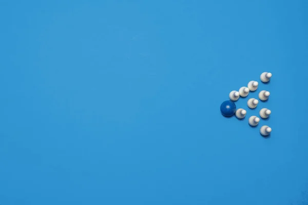 Blaue Bowlingkugel Mit Auffälligen Kegelnadeln Auf Blauem Hintergrund Mit Kopierraum — Stockfoto