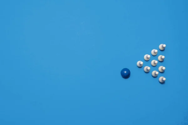 Kék Bowling Golyó Hamarosan Hit Bowling Csapok Egy Kék Háttér — Stock Fotó