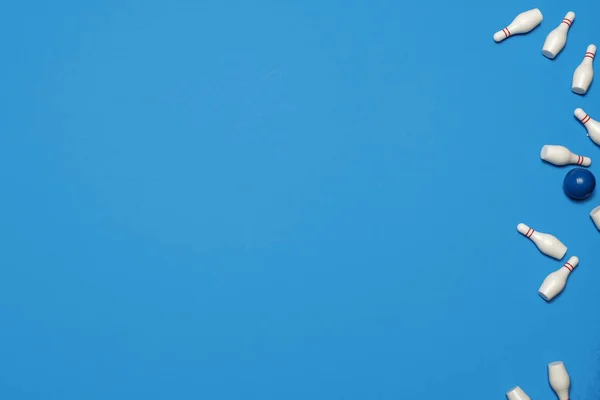 Голубой Шар Боулинга Опрокидывает Кегли Страйка Синем Фоне Копировальным Пространством — стоковое фото