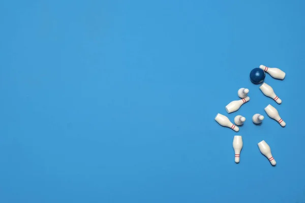 Blaue Bowlingkugel Schlägt Bowlingnadeln Auf Blauem Hintergrund Mit Kopierraum Und — Stockfoto