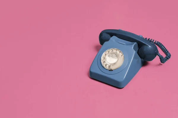 Vintage Teléfono Giratorio Azul Antiguo Sobre Fondo Rosa Con Espacio —  Fotos de Stock