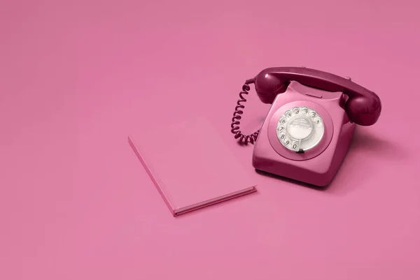 Vintage Antico Rosa Telefono Rotante Accanto Quaderno Rosa Corrispondente Uno — Foto Stock