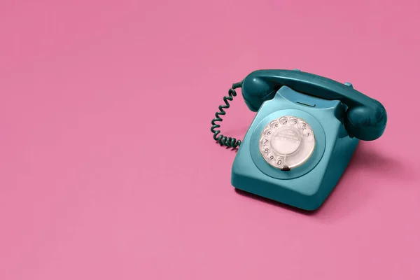 Vintage Teléfono Giratorio Verde Antiguo Sobre Fondo Rosa Con Espacio —  Fotos de Stock