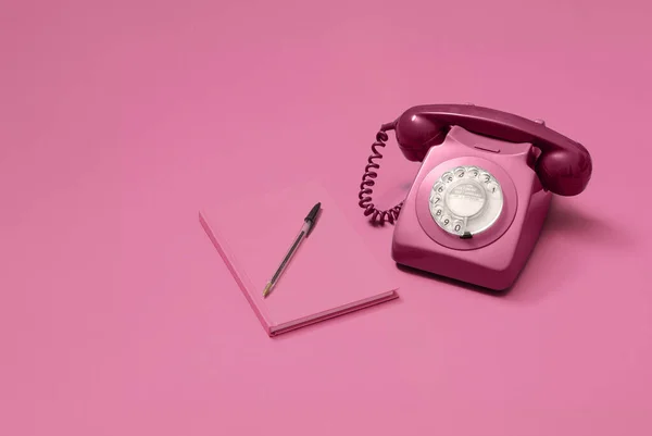 Vintage Antyczny Różowy Telefon Obrotowy Obok Pasującego Różowy Notatnik Długopis — Zdjęcie stockowe