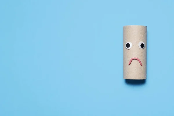 Smutny Smutny Pusty Rolka Papieru Toaletowego Googly Oczy Usta Niebieskim — Zdjęcie stockowe