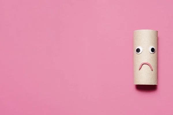 Smutny Smutny Pusty Rolka Papieru Toaletowego Googly Oczy Usta Różowym — Zdjęcie stockowe