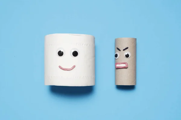 Feliz Sonriente Rollo Completo Papel Higiénico Junto Enojado Rollo Vacío —  Fotos de Stock