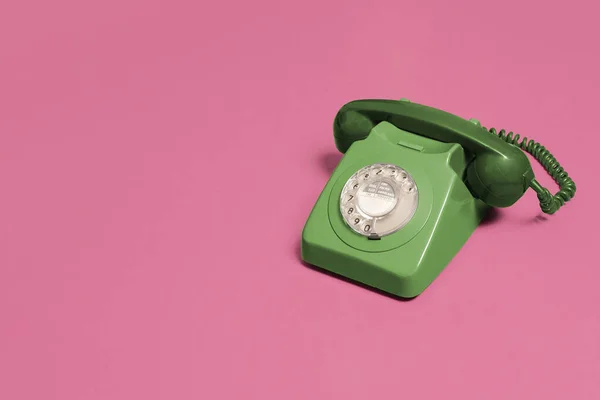 Vintage Antik Grünes Drehtelefon Auf Rosa Hintergrund Mit Kopierraum Und lizenzfreie Stockfotos