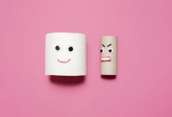 Glücklich Lächelnd Eine Ganze Rolle Toilettenpapier Neben Einer Wütenden Leeren lizenzfreie Stockbilder