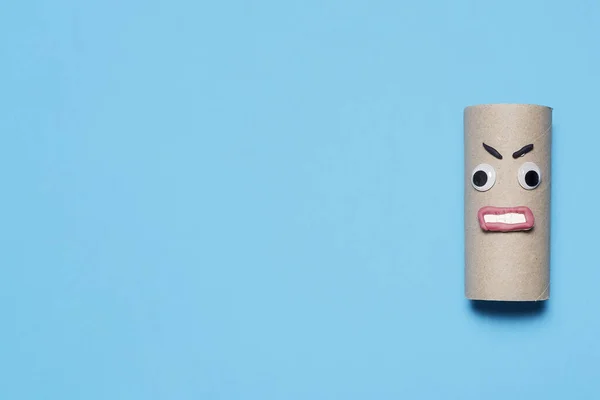Wütend Leere Toilettenpapierrolle Mit Googly Augen Und Mund Auf Blauem Stockfoto