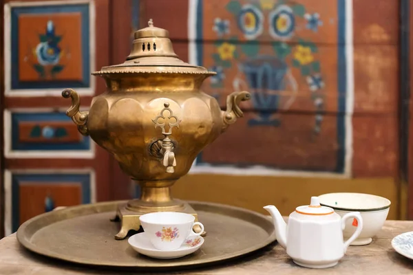 Antieke Samovar Achtergrond Van Een Geschilderd Kabinet — Stockfoto