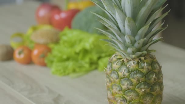 Ananas på ett träbord. Slow Motion Camera — Stockvideo