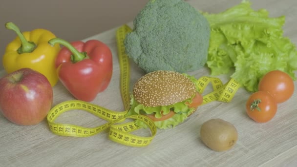 Burger e verdure da soli. Un primo piano è stato scattato — Video Stock