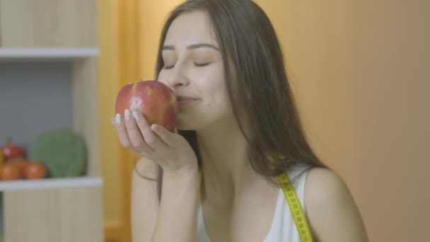 Las mujeres en la mesa se comerían una manzana y deslizarían su pan de jengibre — Vídeo de stock