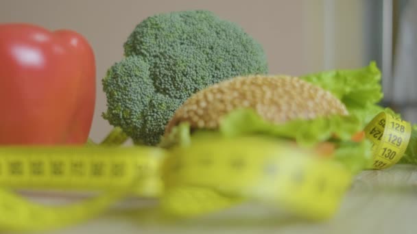 Burger and vegetables on your own. A close-up shot was taken — Stock Video