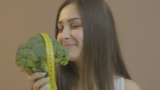 Chica demuestra estilo de vida saludable celebración de brócoli en sus manos — Vídeo de stock