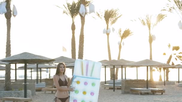 Lány matrac közelében pálmafák a tenger mellett — Stock videók