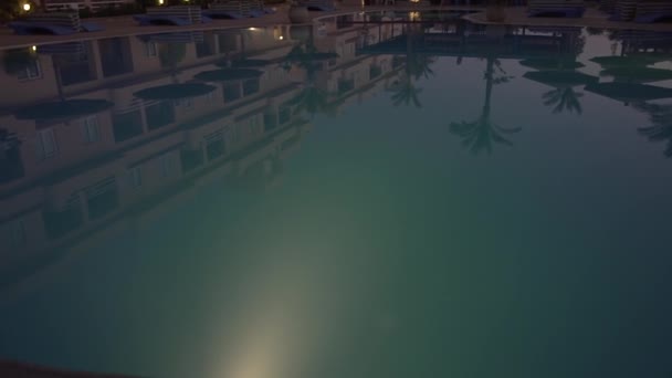 夕暮れ時にプールで素敵な夜をお過ごしください。 — ストック動画