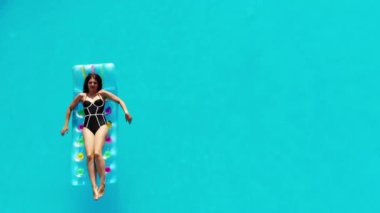 İnsansız hava aracı Mısır 'da bir havuzun üzerinde uçuyor, bir kadının yatakta yüzdüğü yerde.