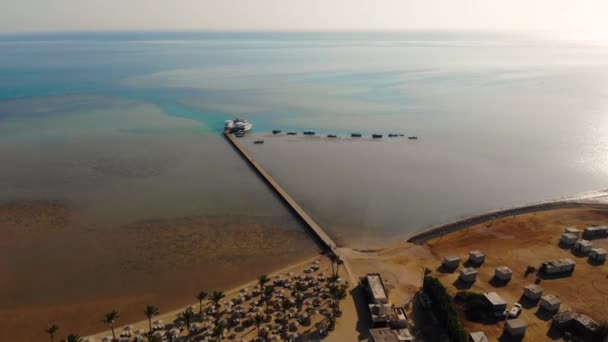 Drone vliegt over de prachtige zee in Egypte — Stockvideo