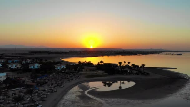 Voo de drone sobre belo mar e pôr do sol no Egito — Vídeo de Stock