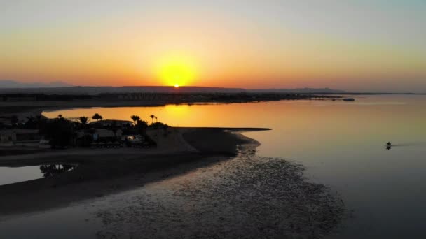 Voo de drone sobre belo mar e pôr do sol no Egito — Vídeo de Stock