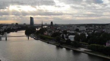 Frankfurt 'ta güzel bir şafak. İHA şehrin üzerinde uçuyor.