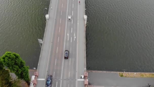 Framfurt 'taki köprüde şehir manzaralı bir insansız uçak. — Stok video
