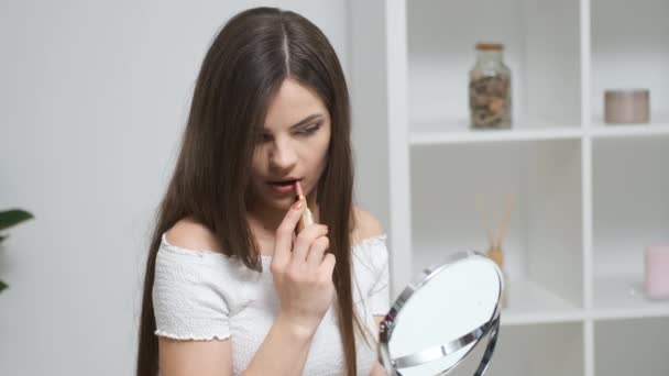 Flicka drar sina läppar medan du tittar i spegeln — Stockvideo