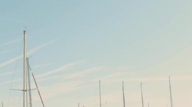 Barcelona, İspanya 'da ucuz oteller. Barcelona limanında bir sürü tekne var.