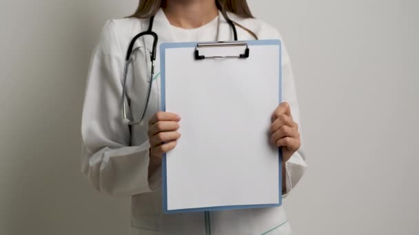 Las mujeres médico de la apariencia caucásica escribe en el papel un 4. Medicina. Sanidad — Vídeos de Stock