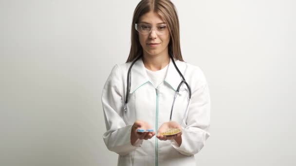 Médica feminina segurando pílulas de tratamento na frente da câmera — Vídeo de Stock