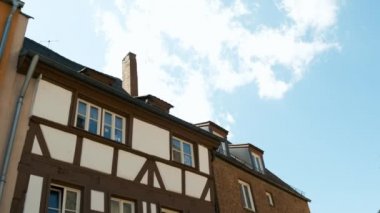 Yarım ahşap şeklinde güzel evler. Nuremberg 'deki ulusal Alman evleri
