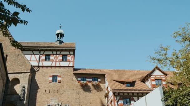 Bela igreja em Nuremberga no fundo do céu azul — Vídeo de Stock