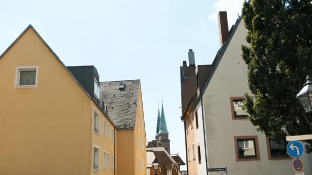 반쯤기울어진 스타일의 아름다운 집들. 뉘른베르크에 있는 국립 독일 집들 — 비디오