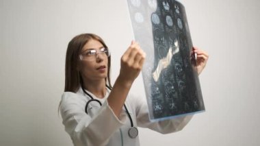 Hastanedeki doktor kafasının röntgenini tutuyor..