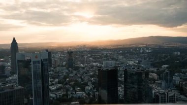 Yüksek bir yerden Frankfurt 'a ait. 31 Temmuz 2019 Akşam Şehrinin Güzel Günbatımı
