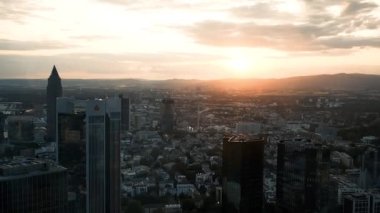 Yüksek bir yerden Frankfurt 'a ait. 31 Temmuz 2019 Akşam Şehrinin Güzel Günbatımı