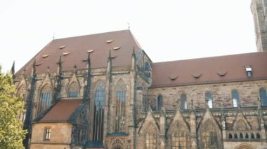Nuremberg 'deki St. Lawrence Kilisesi. Güzel bir gün uykucu bir gün